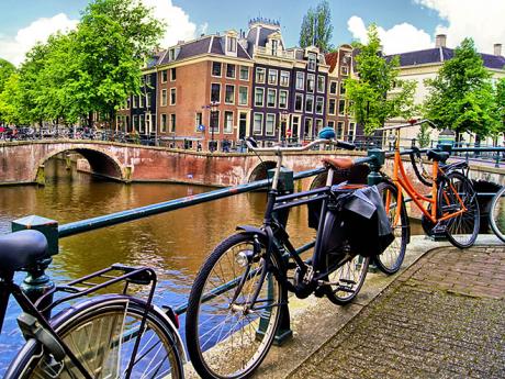 Kola bývají v Amsterdamu běžně přidělaná k zábradlí mostů