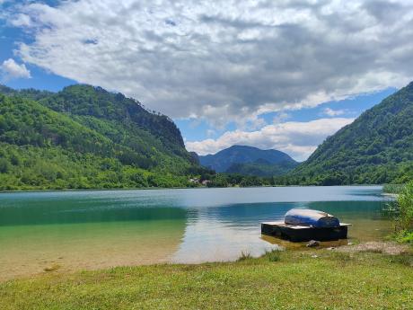V průzračném jezeře Boračko lze dohlédnout až do hloubky 8 m