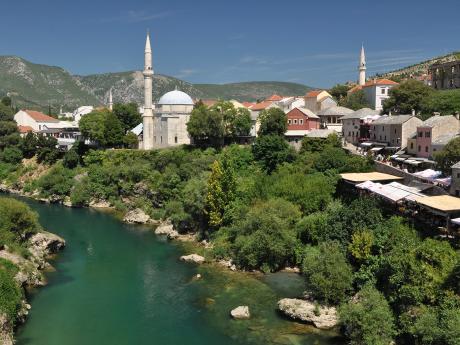 Historické město Mostar leží na řece Neretvě