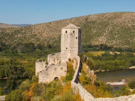 Středověký hrad ve městečku Počitelj stojí vysoko nad řekou Neretvou