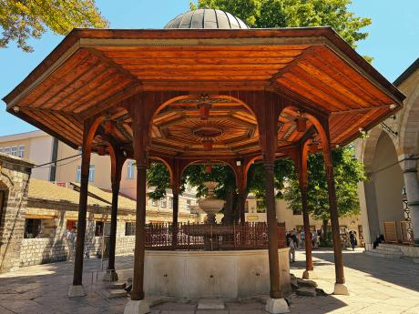 Místo pro rituální omývání před jednou z mnoha mešit v Sarajevu