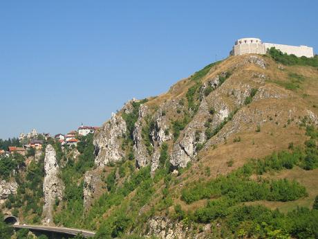 Bílá pevnost tyčící se nad Sarajevem