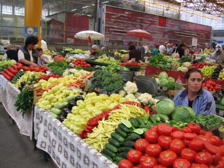 Přehlídka čerstvé zeleniny na sarajevské tržnici