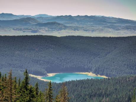 Černé jezero u Žabljaku získalo název podle odrazu stromů na hladině