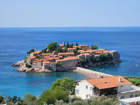 Sveti Stefan – ostrůvek na pobřeží Jadranu