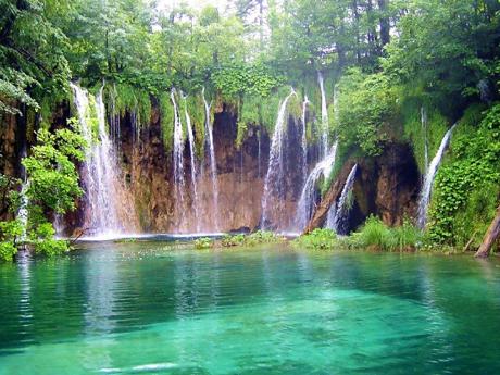 Příjemné zátiší vodopádů v národním parku Plitvická jezera