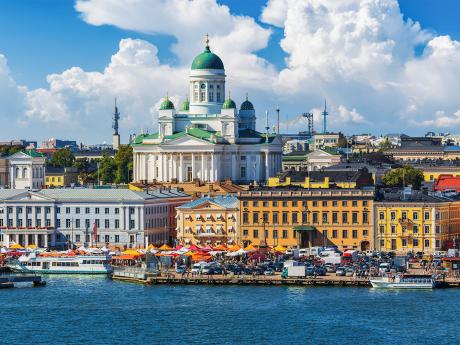 Barevné nábřeží Helsinek s dominantní katedrálou