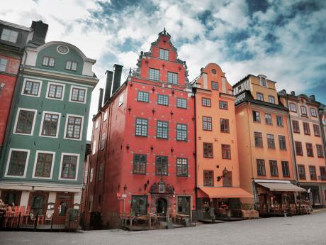 Stará část Stockholmu Gamla Stan je tvořena domky s barevnými fasádami