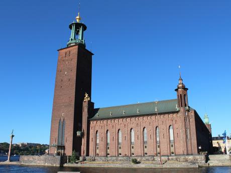 Stockholmské radnice je dominantou města a stojí přímo u vody