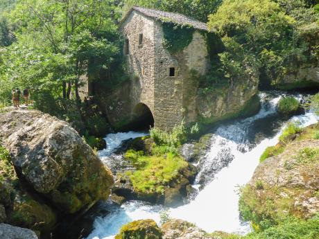 Bývalý mlýn Moulin de la Foux leží na krásných vodopádech řeky Vis