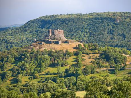 Středověký hrad Murol ležící na vysokém čedičovém kopci