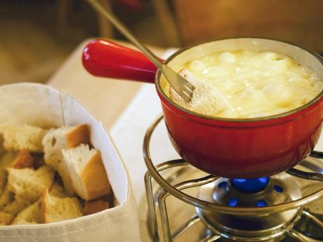 Sýrové fondue - typická savojská lahůdka