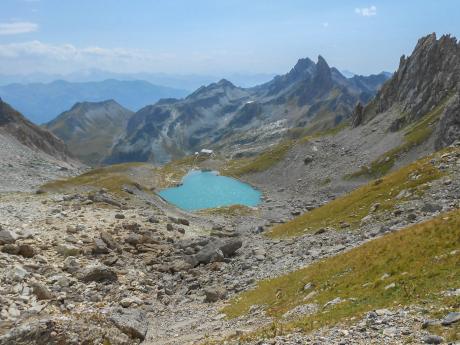 Pohled na ledovcové jezero ze sedla Col du Grand Fond