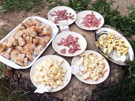 Příprava na ochutnávku savojských sýrů a uzenin