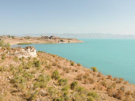 Blankytně modré jezero Sevan je největším kavkazským jezerem