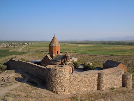 Klášter Chor Virap leží na pláni pod Araratem
