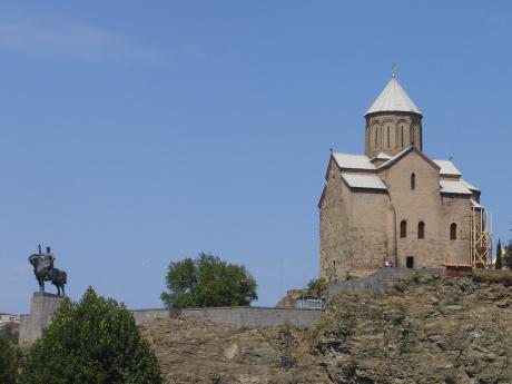 Kostel Metechi se sochou krále Vachtanga I. v Tbilisi