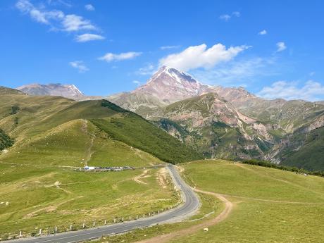 Pohled na zasněžený vrchol hory Kazbek (5 047 m)