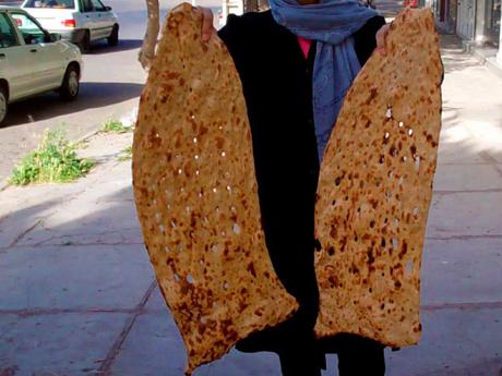 Íránský národní chléb sangak má atypický podlouhlý obdélníkový tvar