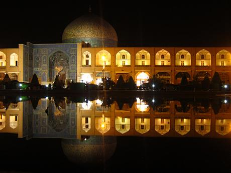 Noční osvětlená mešita Šejcha Lotfolláha v Isfahánu