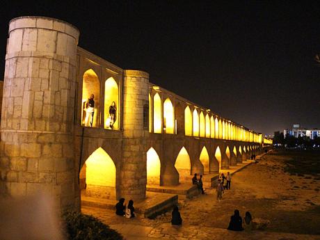 Osvětlený most při večerní procházce Isfahánem