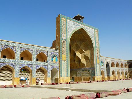Velkou část Imámova náměstí v Isfahánu tvoří obloukovité výklenky