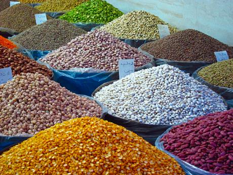 Na tržišti v Šírázu se prodávají snad všechny druhy luštěnin
