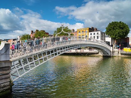Jeden ze symbolů Dublinu - most pro pěší Ha'Penny Bridge