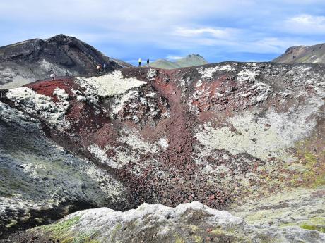 Krásně zbarvený kráter Stútur v Duhových horách