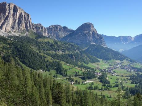 Vesnice Colfosco v údolí Val Badia cestou k ferratě Brigata Tridentina