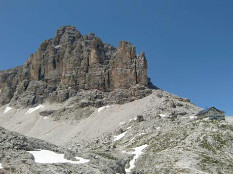 Nad horskou chatou Rifugio al Pisciadu ční vrchol Sas da Lech (2 936 m)