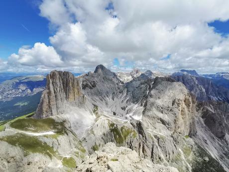 Zubatý vrcholek Cima Sforcella a vzadu Cima Coronelle při pohledu z Rotwandu