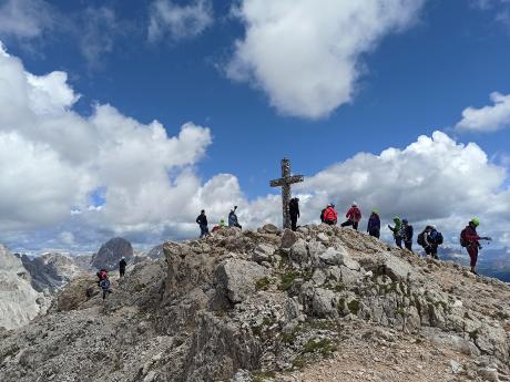 Vrchol Rotwand (2 806 m) ve skupině Rosengarten v italských Dolomitech