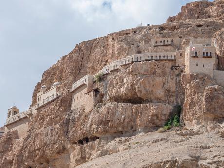 Klášter zasazený do hory Pokušení nad nejníže položeným městem Jerichem