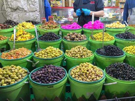 Na tržištích v Jordánsku se nabízí nepřeberné množství druhů oliv