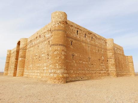 Pouštní hrad Qasr Charana pochází z 8. století