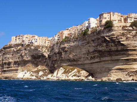 Město Bonifacio je vystavěno na vysokých vápencových útesech