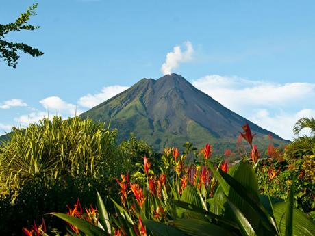 Kostarická dominanta, vulkán Arenal, je stále aktivní