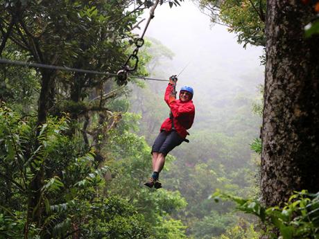 Po laně napříč pralesem Monteverde (canopy tour alias tarzaning)