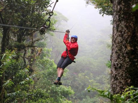 Po laně napříč pralesem Monteverde (canopy tour alias tarzaning)