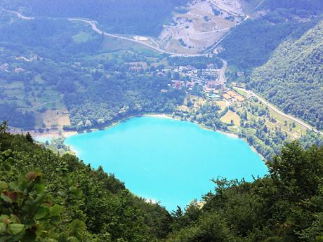 Tyrkysově modré jezero Lago di Tenno