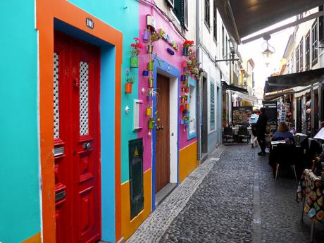 Zatoulat se v úzkých uličkách v centru Funchalu je radost