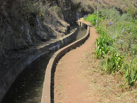 Mnoho turistických stezek vede podél zavlažovacích kanálků zvaných levadas
