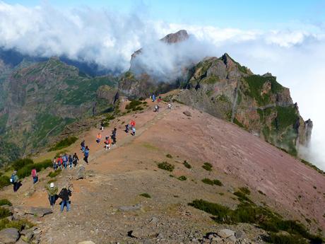 Sestup z vrcholu Pico Arieiro doprovází krásné panoramatické výhledy