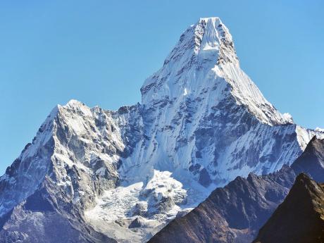 Ama Dablam s holým skalnatým masivem