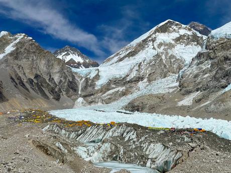 Legendární rozsáhlý základní tábor pod Mount Everestem
