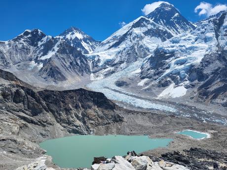 Tyrkysové ledovcové jezero kontrastuje s ledovcem Khumbu a Mount Everestem