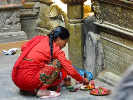 Příprava obětních darů k modlitbě púdža (Svajambhunáth, Káthmándú)