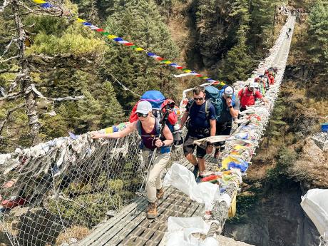 Mundo skupinka na jednom z mnoha nepálských lanových mostů