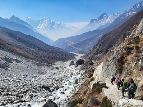 Trekový úsek podél mléčné řeky Dudh Khosi